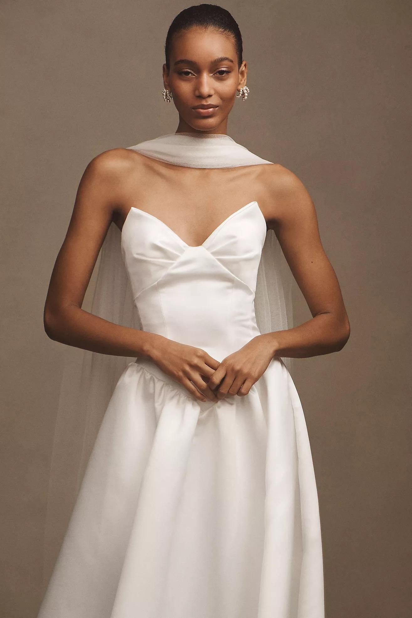 Elegant White Wedding Dress — photo 2 of 4