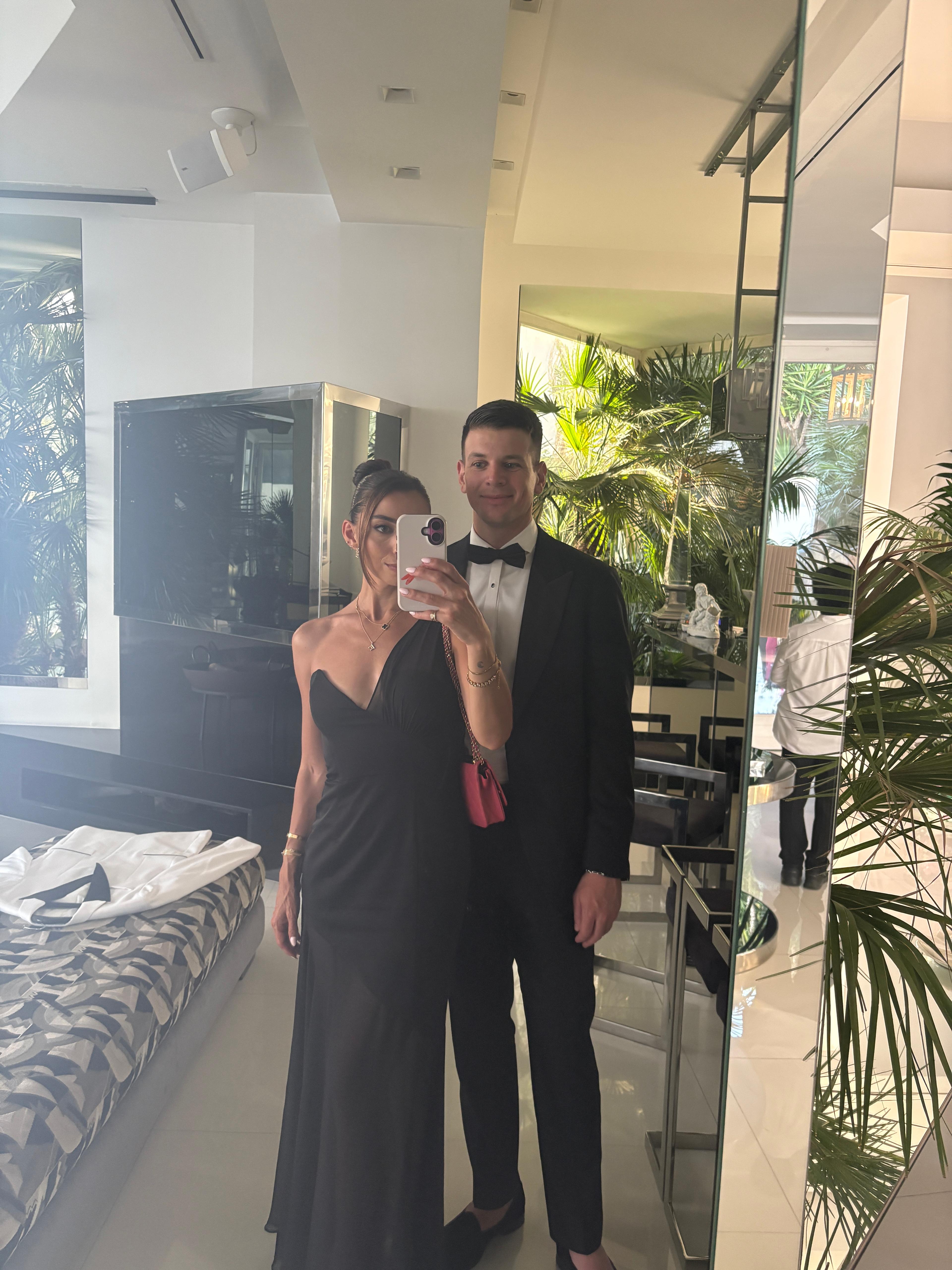 Elegant Black Gowns — photo 3 of 3