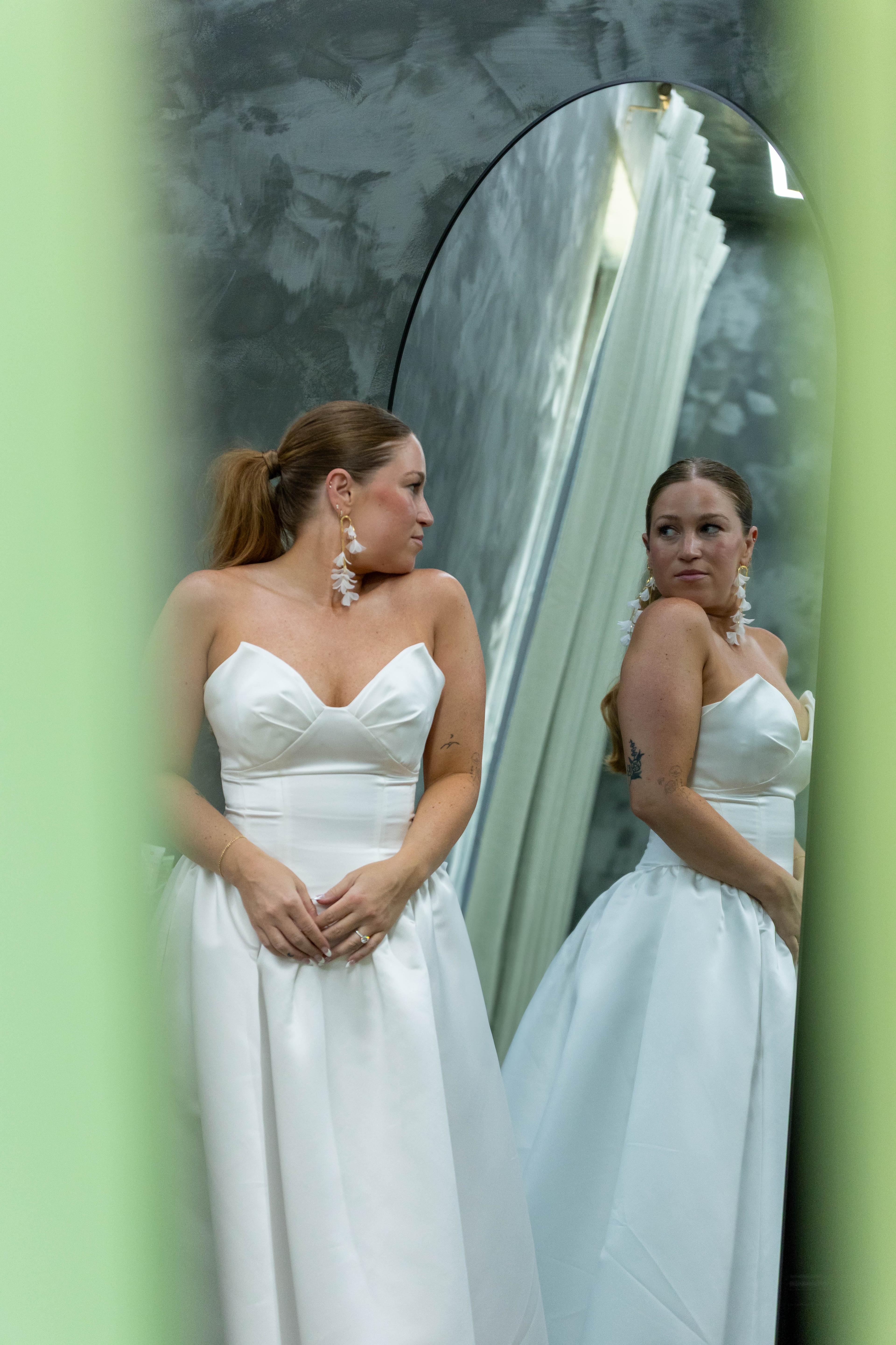 Elegant White Wedding Dress — photo 4 of 4