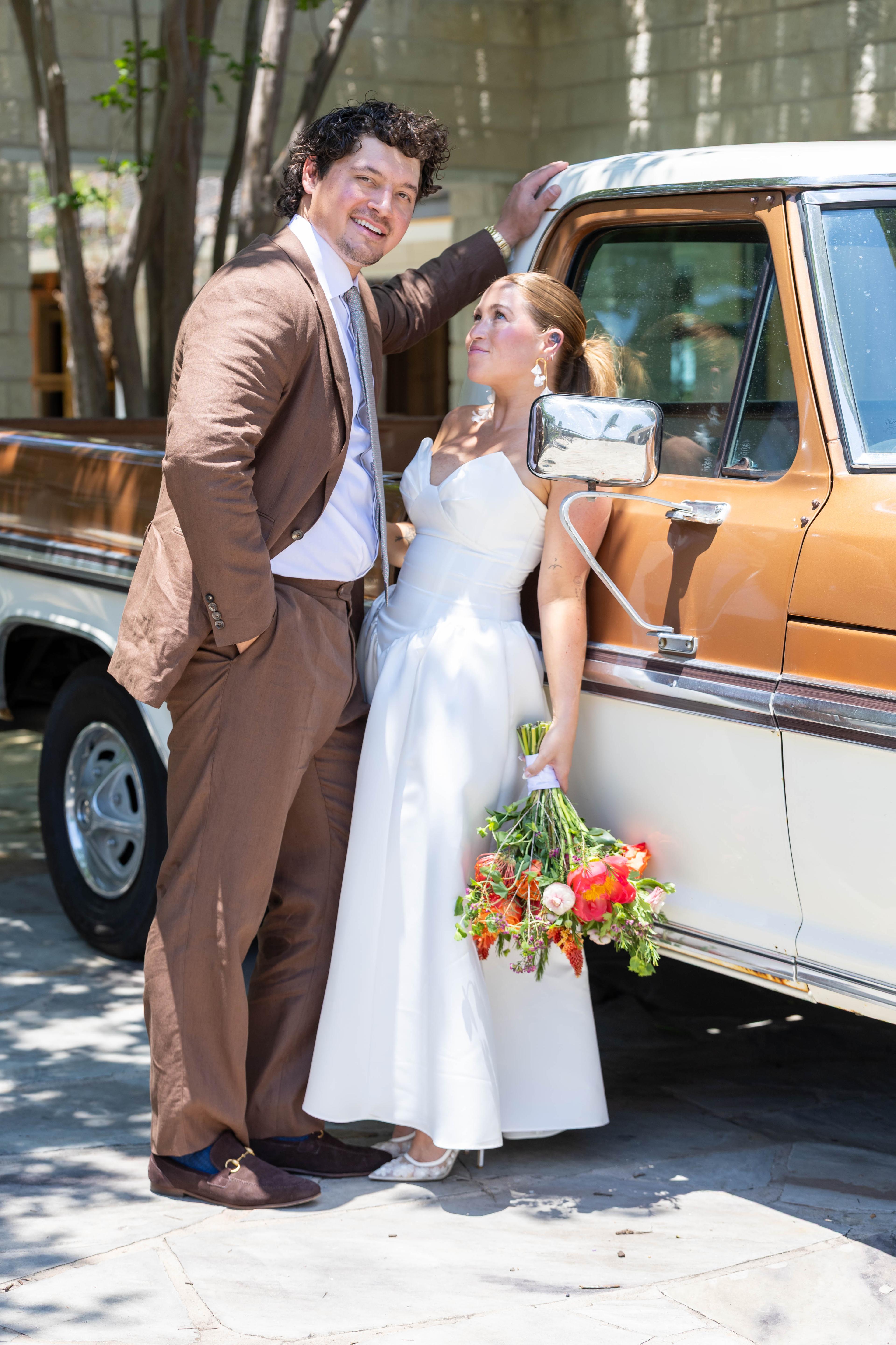 Elegant White Wedding Dress — photo 3 of 4