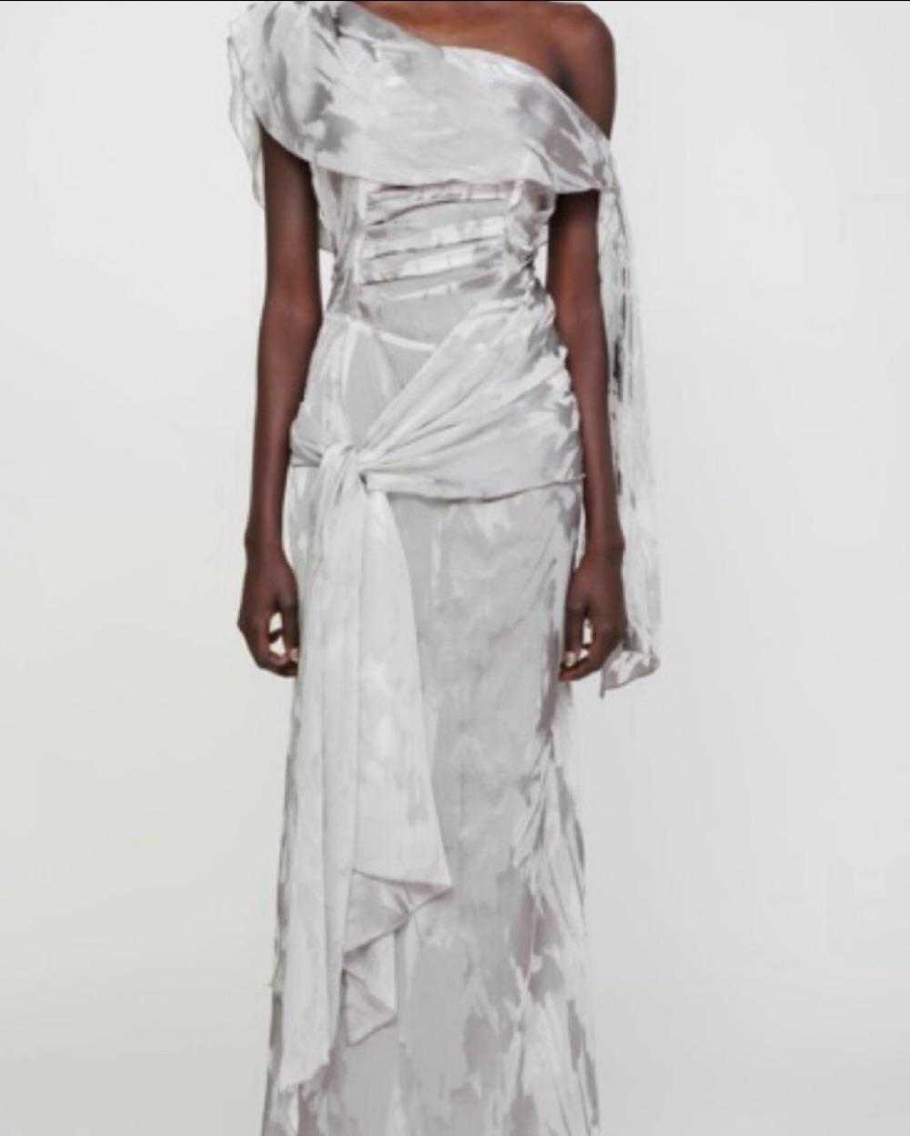 Kim Shui Sinn Gown — photo 2 of 5